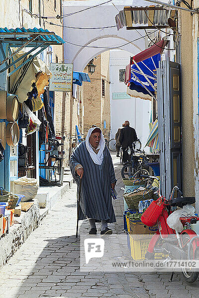 Marktplatz in der Medina der Altstadt; Kairouan  Tunesien  Nordafrika