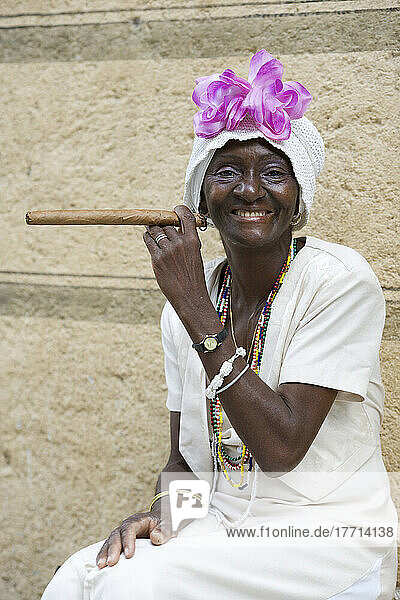 Kubanische Frau mit Zigarre  Havanna  Kuba.