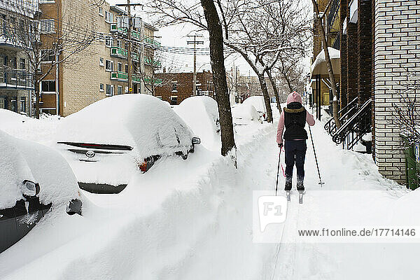 Skifahrer auf einem Bürgersteig nach einem Schneesturm  Montreal  Quebec
