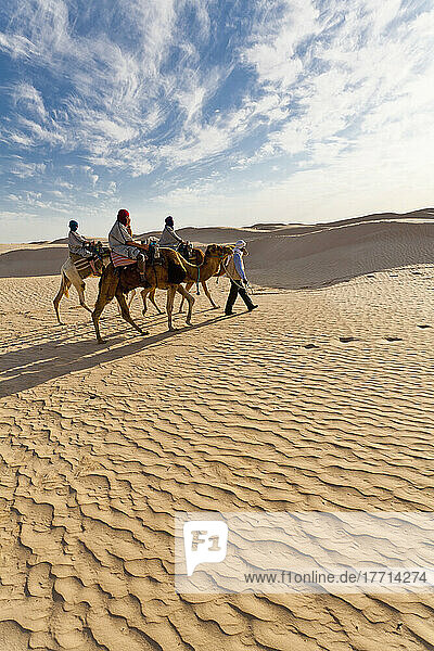 Touristen auf Kamelritt durch die große Erg Oriental Wüste; Zaafrane  Tunesien  Nordafrika