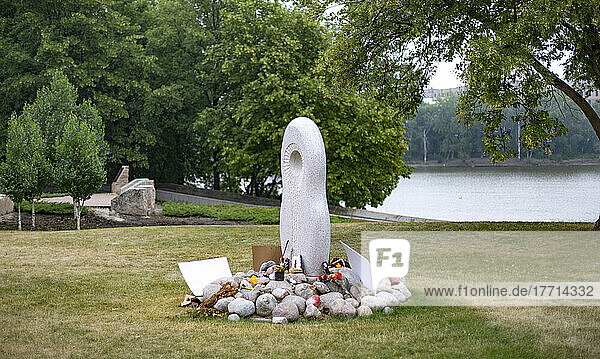 In The Forks Winnipeg steht ein Kunstwerk in einem öffentlichen Park mit vielen Gegenständen am Sockel  die die Trauer um die 215 nicht gekennzeichneten Gräber darstellen  die in Kamloops  BC  Mai 2021 entdeckt wurden; Winnipeg  Manitoba  Kanada