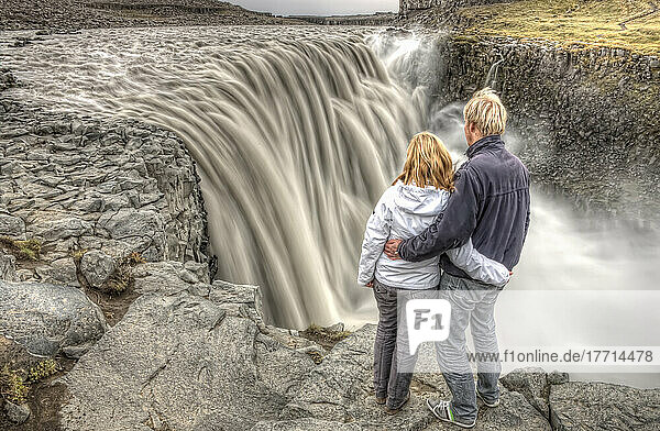 Paar stehend am Dettifoss-Wasserfall  Island