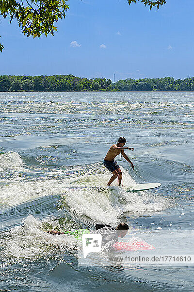 Surfen im St. Lawrence River in Montreal; Montreal  Quebec  Kanada