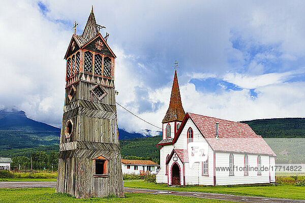 Artist's Choice: Glockenturm und anglikanische Kirche St. Paul  Gitwangak  Nord-British Columbia