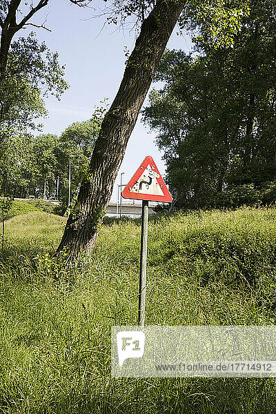 Straßenschild  das vor Kurven auf der Straße warnt  Belgien