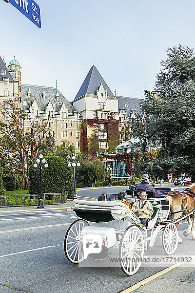 Eine Gruppe von Touristen macht eine Kutschfahrt vorbei am Fairmont Empress Hotel; Victoria  Vancouver Island  British Columbia
