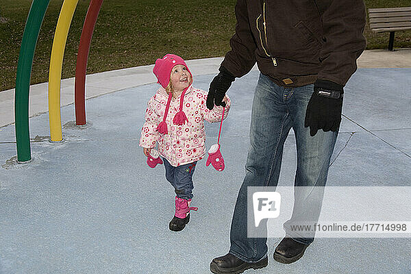 Kleines Mädchen geht Hand in Hand mit ihrem Vater  Ontario