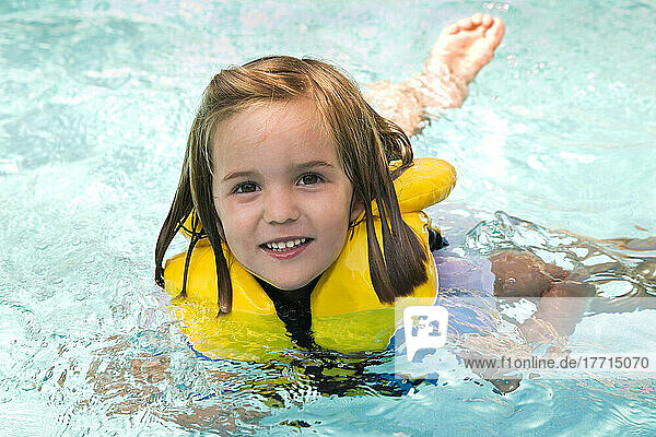 Junges Mädchen schwimmt mit einer Schwimmweste; Ontario Kanada