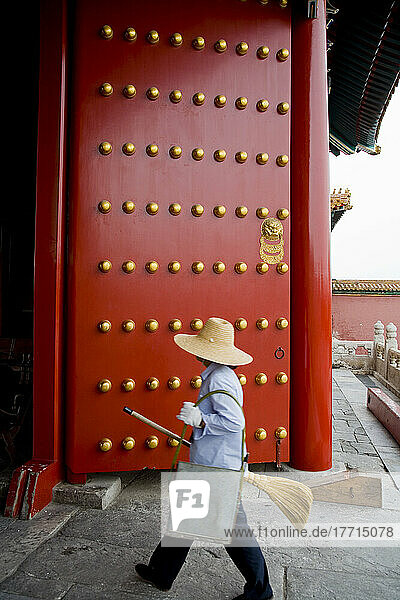 Arbeiter geht an einem riesigen Tor als Teil des Komplexes der Verbotenen Stadt vorbei  Peking  China