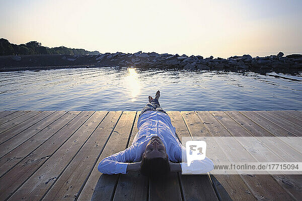 Mann auf Dock am Ontariosee bei Sonnenaufgang  Woodbine Beach  Toronto  Ontario