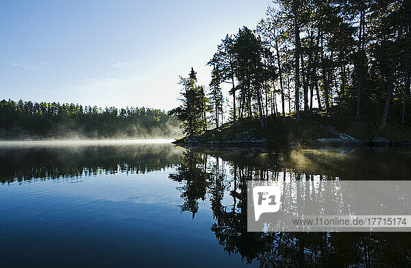 Baum Silhouette Reflexionen auf Blindfold See im Nordwesten Ontario; Ontario Kanada