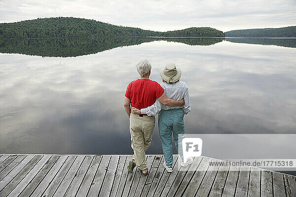 Paar mit Blick über den See  Algonquin Park  Ontario