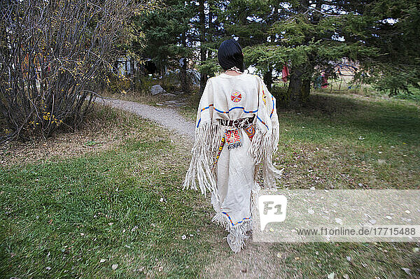 Amerikanische Ureinwohnerin  die im Freien spazieren geht und ein traditionelles Kleid trägt; Rossburn  Manitoba  Kanada