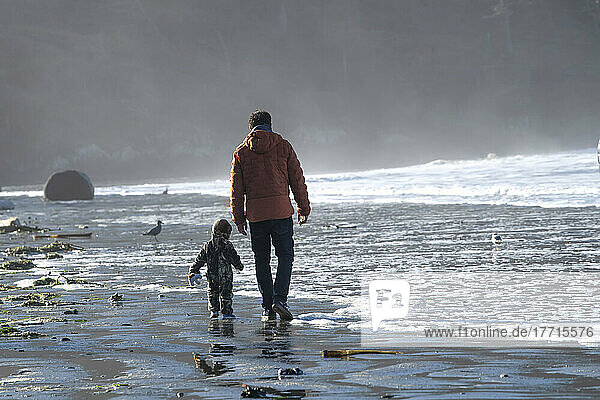 Vater und kleines Kind verbringen Zeit mit der Familie am Strand von Cox Bay  Vancouver Island  British Columbia  Kanada