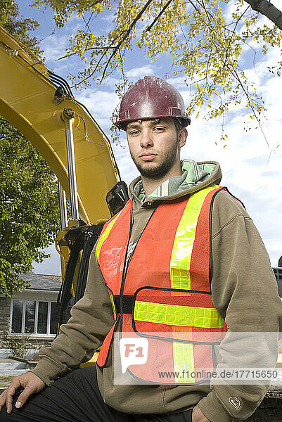 Bauarbeiter vor einem Kran-Bull Dozer  Montreal  Quebec