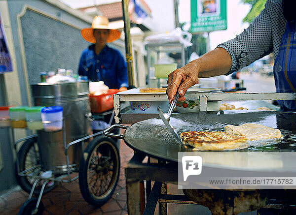 Muslimische Frau bereitet Roti an einem Straßenstand zu  Banglampu  Bangkok  Thailand