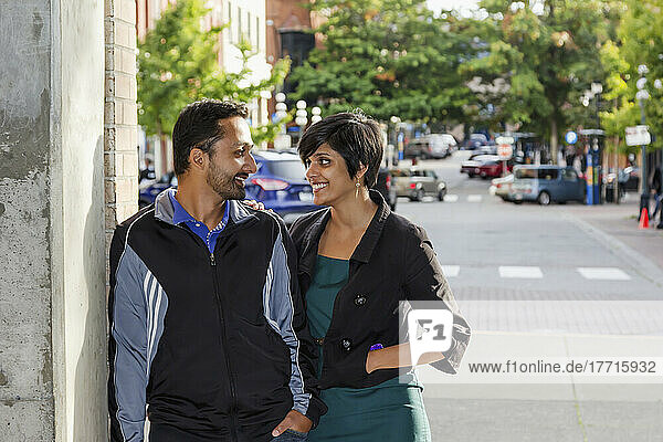 Ein junges indischstämmiges Paar  das sich romantisch ansieht; Victoria  Vancouver Island  British Columbia