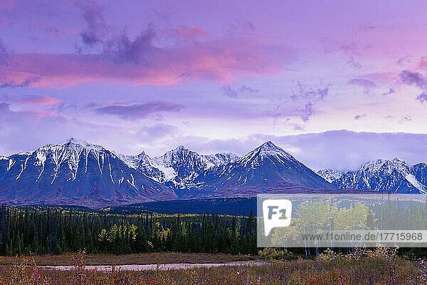 Auswahl des Künstlers: Auriol-Gebirge und Himmel in der Abenddämmerung  Kluane National Park  Yukon