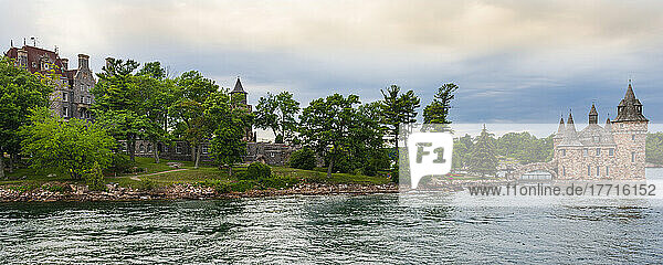 Boldt Castle  das Power House und der Uhrenturm in Alexandria Bay of the Thousand Islands; New York  Vereinigte Staaten von Amerika