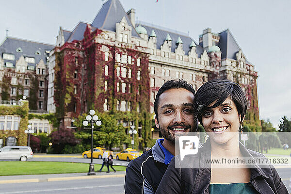 Ein junges indisch-ethnisches Paar posiert vor dem Fairmont Empress Hotel; Victoria  Vancouver Island  British Columbia
