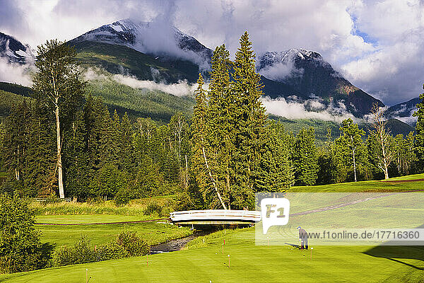 Mann beim Golfen auf dem Smithers Golfplatz und am Hudson Bay Mountain  British Columbia