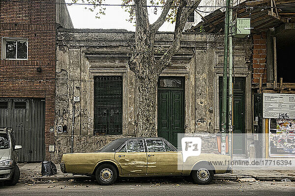 Old Car Parked In Front of Decrepit Gebäude  Buenos Aires  Argentinien