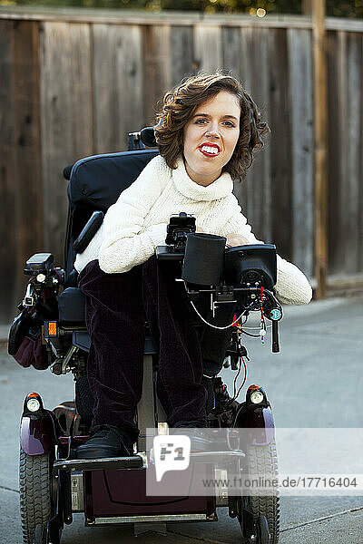 Eine behinderte Frau sitzt in ihrem Rollstuhl; San Francisco  Kalifornien  USA
