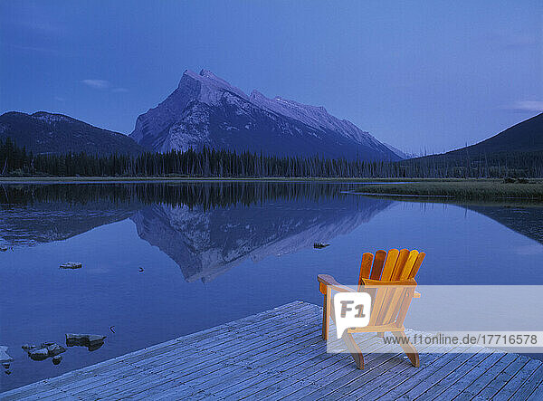 Fv2570  Natürliche Momente Fotografie; Stuhl auf Deck mit Blick auf See und Berg