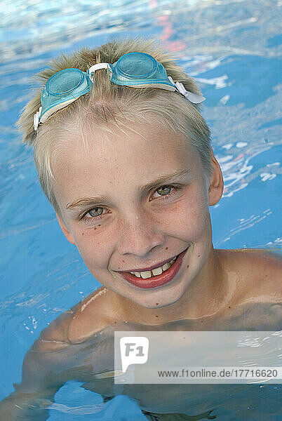 Junge in einem Schwimmbad  Victoria  British Columbia