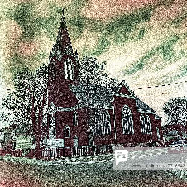 Rotes Kirchengebäude an einer Straßenecke  Salem Community Bible Church; Winnipeg  Manitoba  Kanada