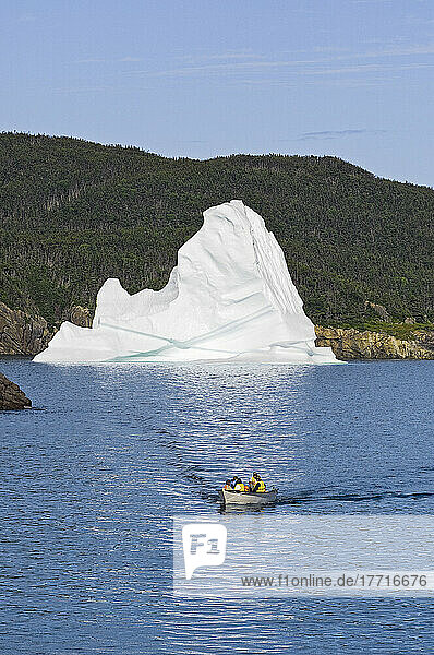 Boot passiert Eisberg in der Trinity Bay vor der Bonavista-Halbinsel im Osten Neufundlands