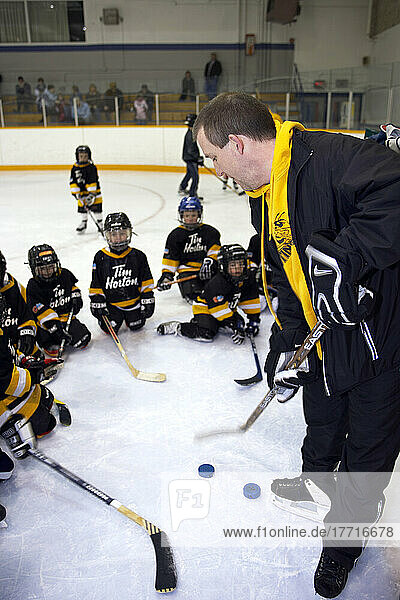 Trainer und Spieler beim Hockeytraining der Jungen.