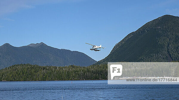 Wasserflugzeug bei der Ankunft in Tofino auf Vancouver Island; Tofino  British Columbia  Kanada