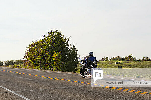 Älterer Mann fährt ein Motorrad auf der Autobahn; Edmonton  Alberta  Kanada