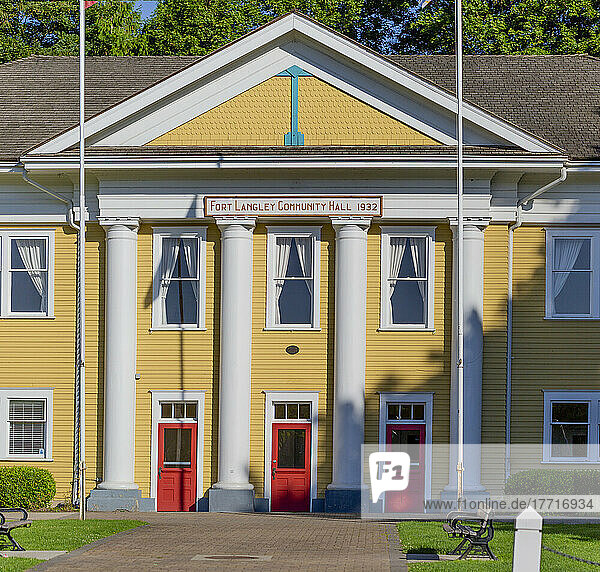 Die 1932 errichtete Fort Langley Community Hall mit ihrer gelben Fassade  den weißen Säulen und roten Türen; Langley  British Columbia  Kanada