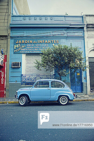 Altes blaues Auto geparkt vor einem blauen Gebäude  Buenos Aires  Argentinien