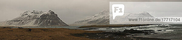 Stürmischer Himmel in Richtung Northurfjothur entlang der Strandir-Küste; Westfjorde  Island