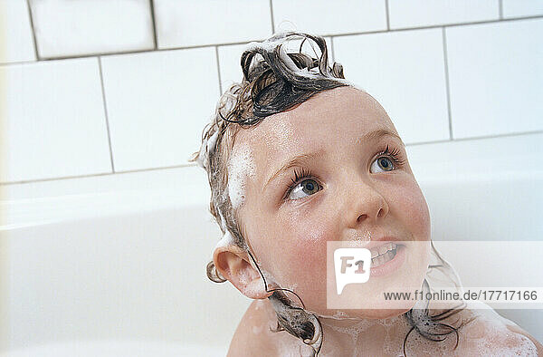 Junges Mädchen im Bad mit seifigem Haar