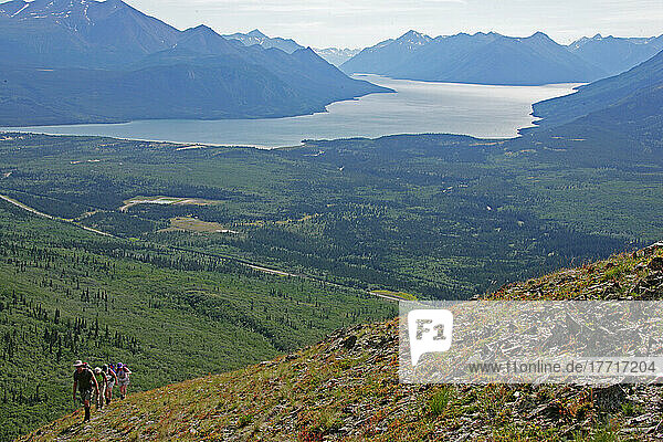 Wanderer auf dem Caribou Mountain mit dem Bennett Lake in der Ferne  Carcross  Yukon