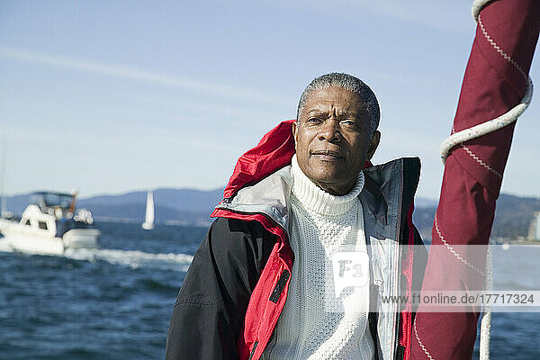 Porträt eines älteren Mannes auf seinem Segelboot  Hafen von Vancouver  Bc