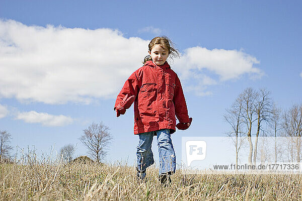 Junges Mädchen läuft durch Feld