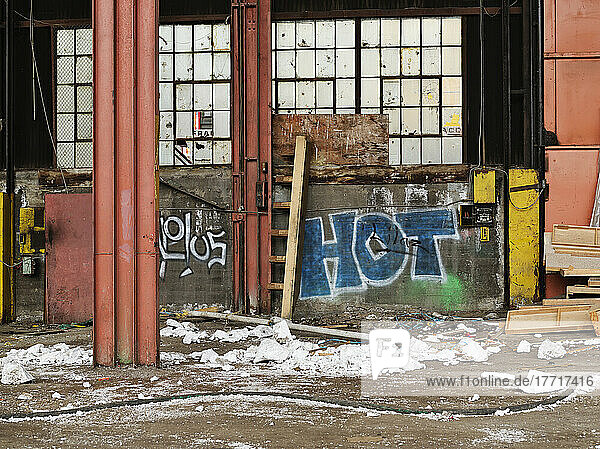 Verlassener  mit Graffiti beschmierter Industrieraum; Montreal  Quebec  Kanada