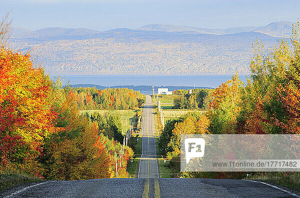 Landstraße mit St. Lawrence River und Bergen bei Sonnenaufgang  Saint-Pascal  Region Bas-Saint-Laurent  Quebec