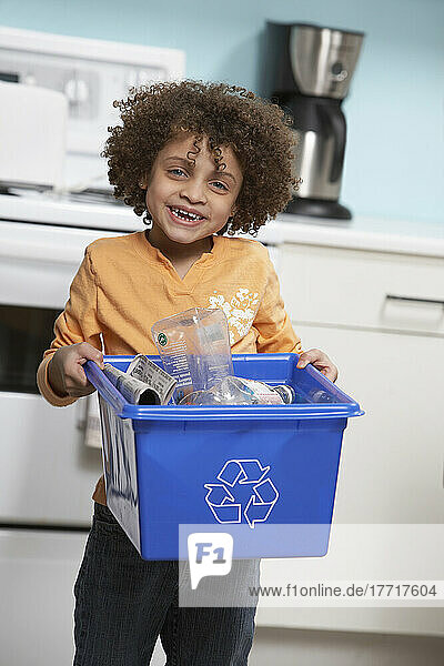 Mädchen Recycling mit blauer Box