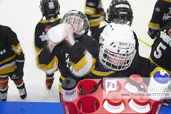 Junge Jungen beim Hockeytraining.