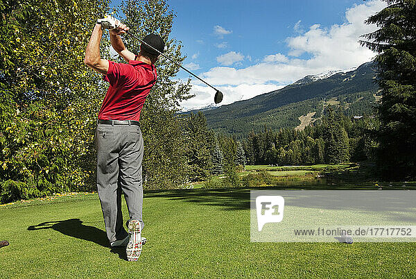 Golfprofi Dan Axford schlägt am 16. Loch des Whistler Golfplatzes ab; Whistler  British Columbia  Kanada