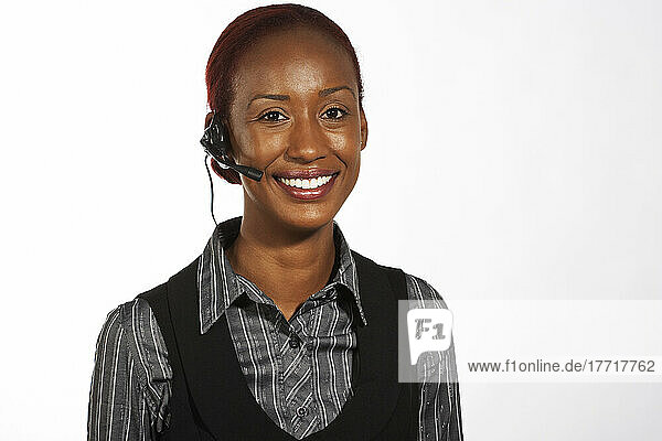 Geschäftsfrau im Studio mit Headset