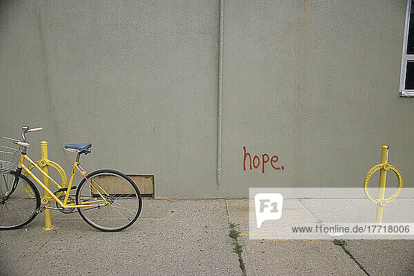 Fahrrad vor einem Graffiti mit der Aufschrift Hoffnung