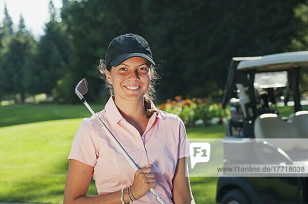 Ein enthusiastisches weibliches Mitglied des Gästeservice-Teams auf dem Whistler Golfplatz; Whistler  British Columbia  Kanada