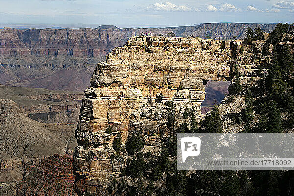 Besucher oben auf dem Engelsfenster am Nordrand des Grand Canyon; Kanab Utah Usa